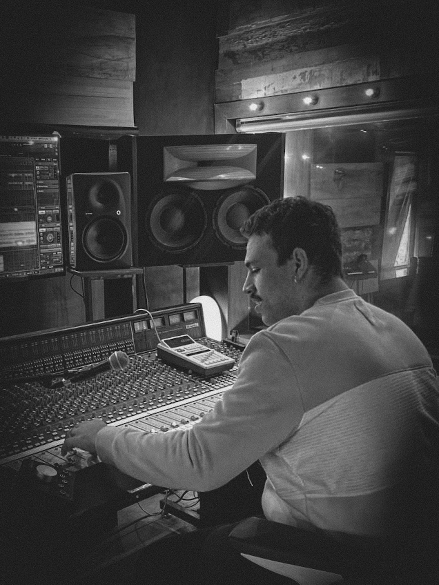 Jairo Rodrigues produzindo samples de bateria em estúdio